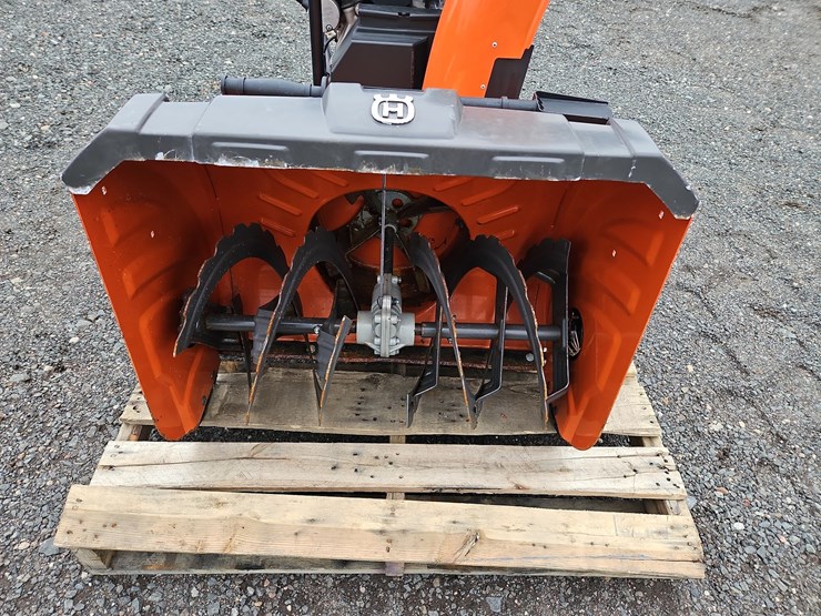 husvarna-st327p-snow-blower-image-2