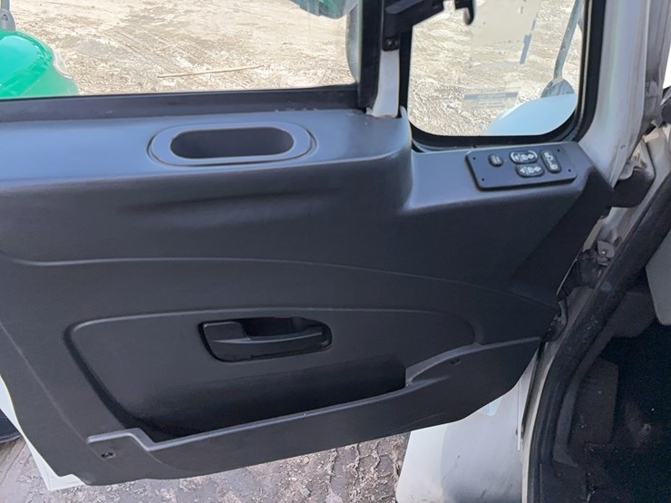 2017-international-durastar-4300-image-10