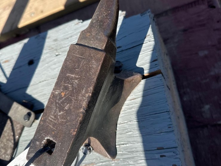 1721---8.5"-x-2"-anvil---from-the-harlan-beer-estate-image-2