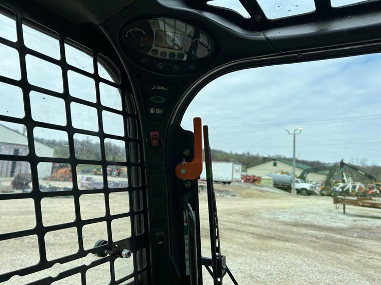 2022-bobcat-t740-image-28