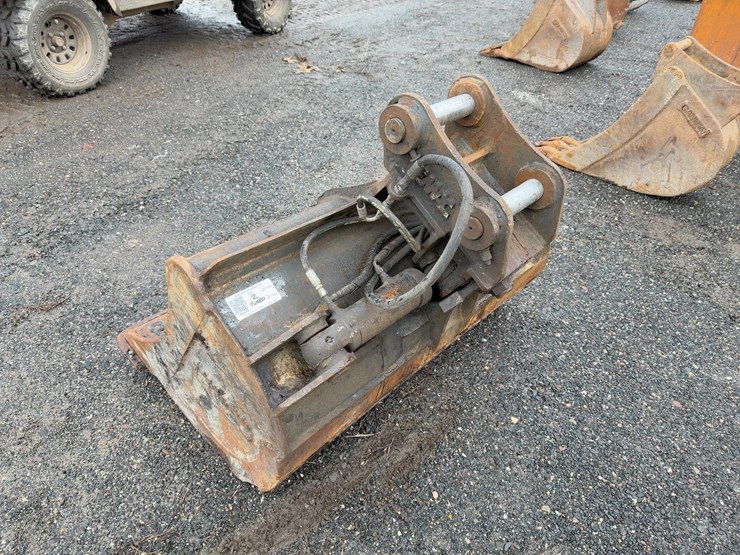 lemac-42"-hyd-tilting-cleanup-bucket-with-boce-image-2