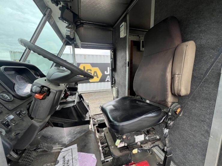 2010-freightliner-mt55-image-19