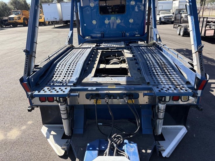 2017-peterbilt-389-image-14