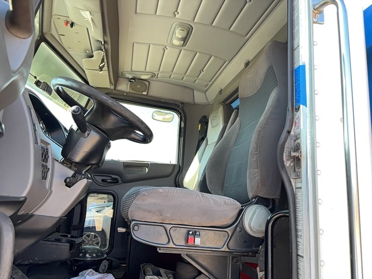 2011-peterbilt-348-image-11