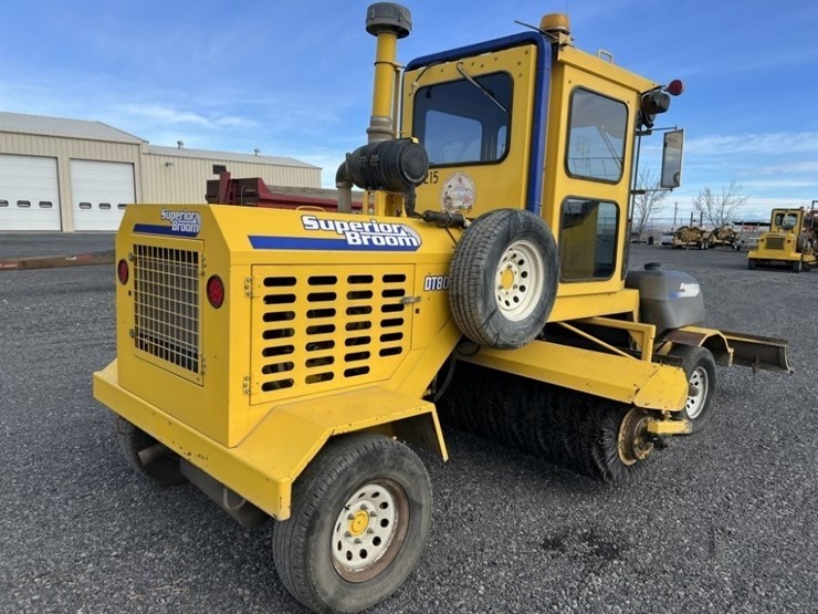 2015-superior-broom-dt80j-image-5
