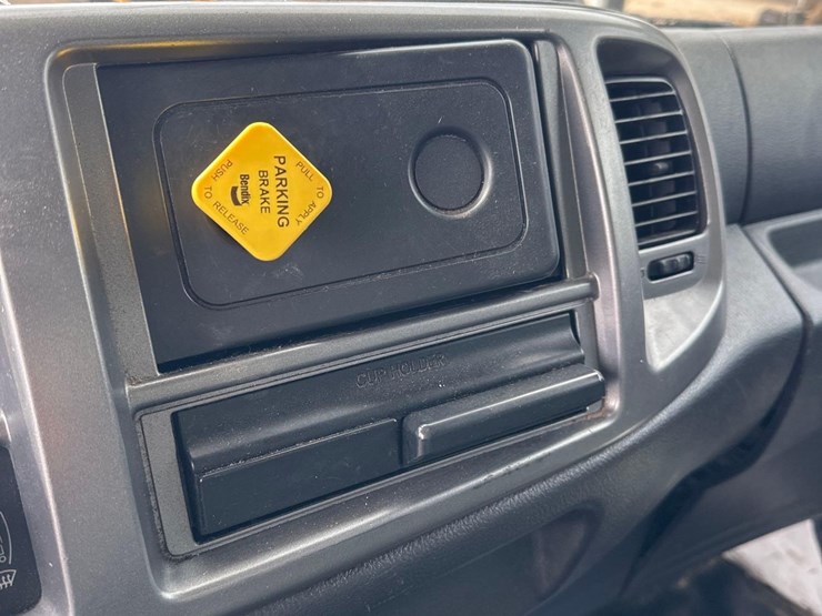 2019-hino-268-image-25