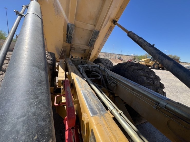 2013-caterpillar-740b-image-47