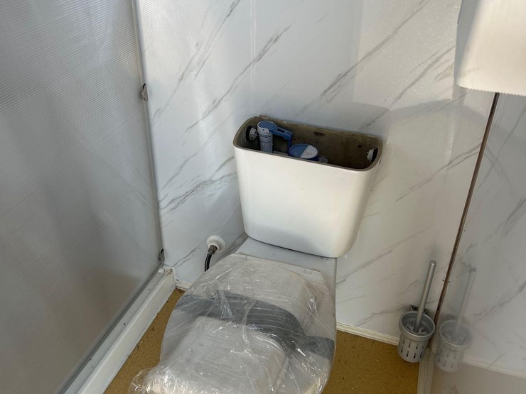 portable-restroom/shower-image-3