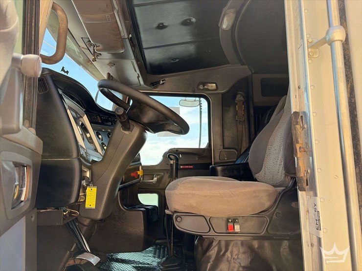 2015-kenworth-t800-t/a-wet-kit-sleeper-cab-truck-tractor-image-8