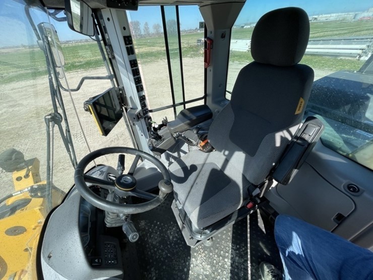 2023-volvo-l70h-image-32