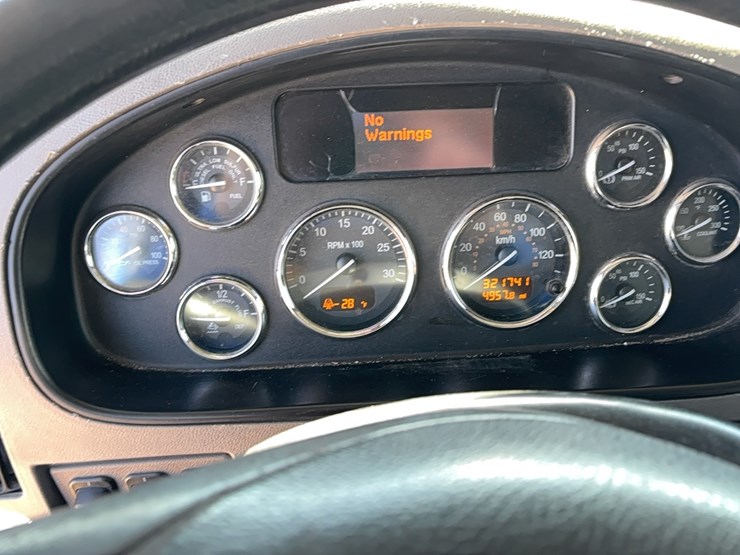 2011-peterbilt-348-image-21