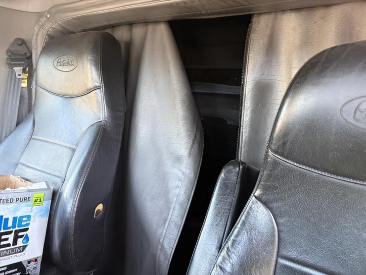 2017-peterbilt-389-image-32