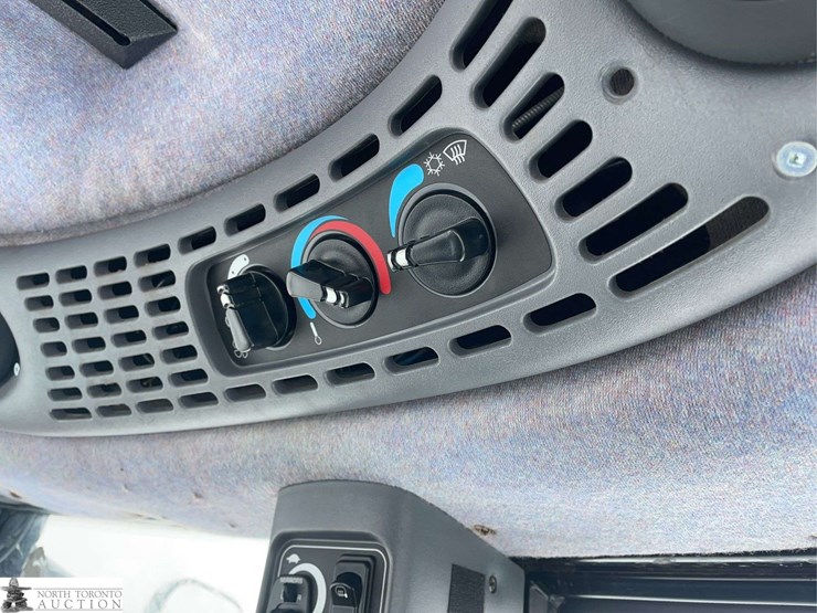 2013-new-holland-tv6070-image-16