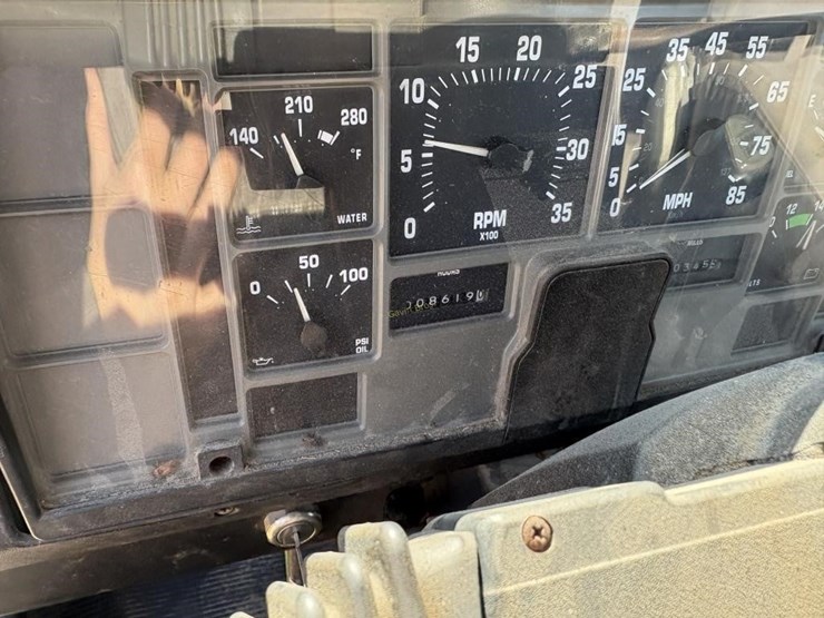 2002-international-8100-image-13