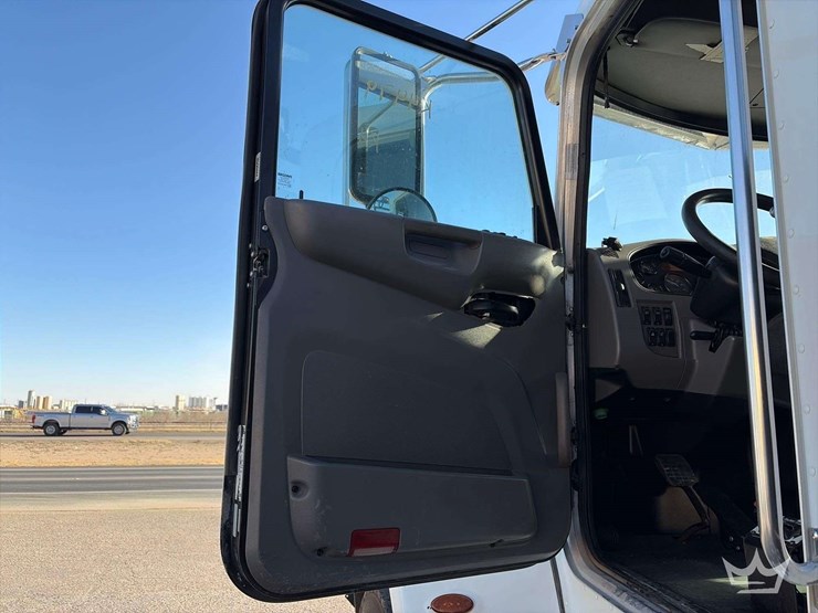 2015-peterbilt-348-image-12