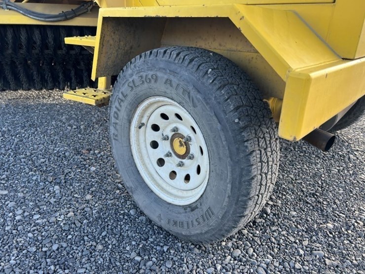 2015-superior-broom-dt80j-image-16