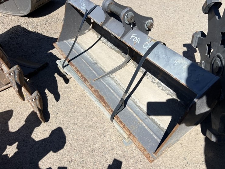 2022-volvo-ecr25d-image-35