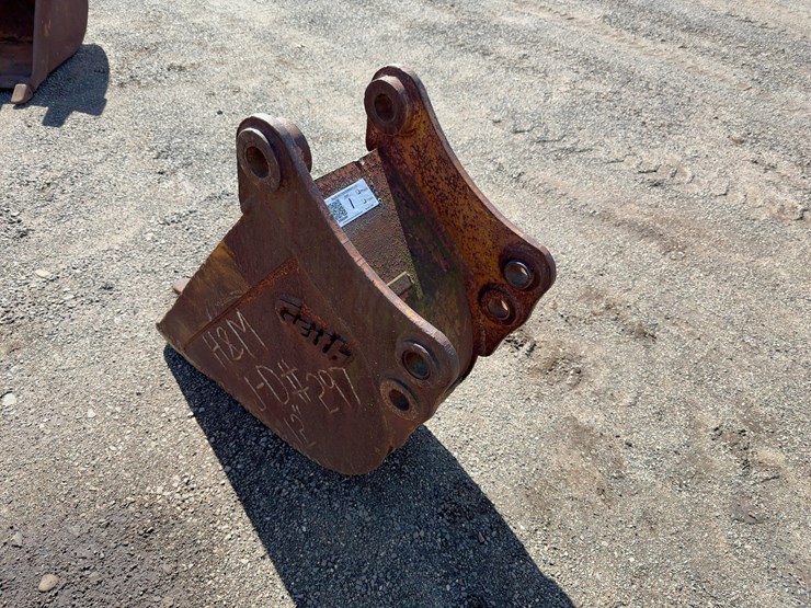 12"-backhoe-bucket-with-teeth-image-3