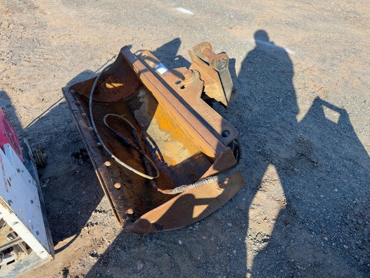 geith-48"-hyd-tilting-cleanup-bucket-image-2