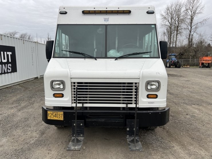 2010-freightliner-mt55-image-8