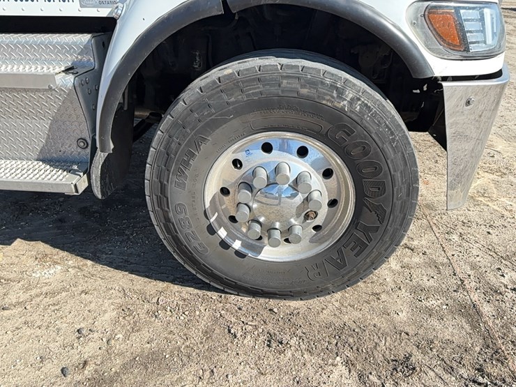 2011-peterbilt-348-image-13