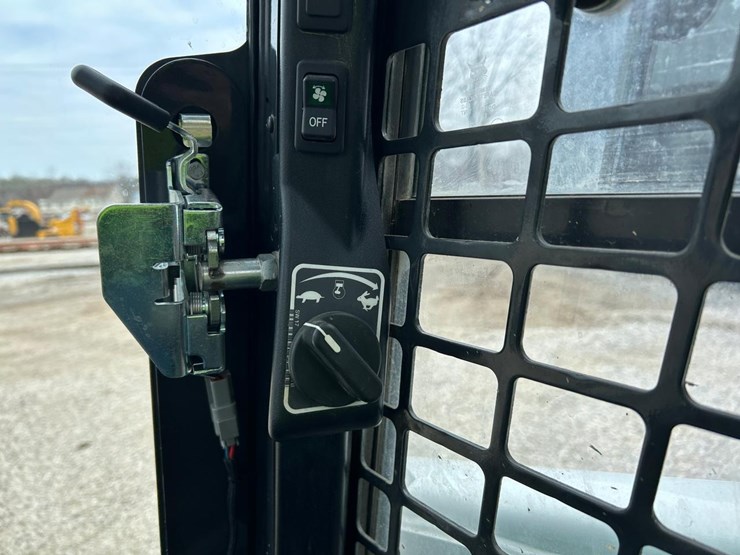 2022-bobcat-t740-image-23