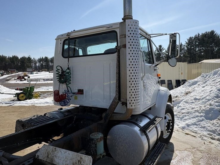 2002-international-8100-image-6