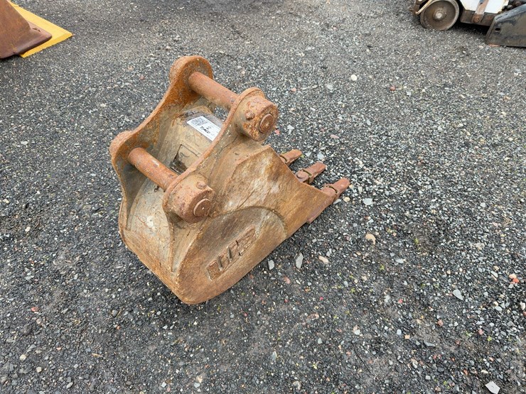 wb-12"-bucket-with-teeth-image-3