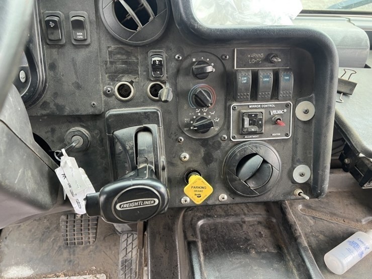 2010-freightliner-mt55-image-23
