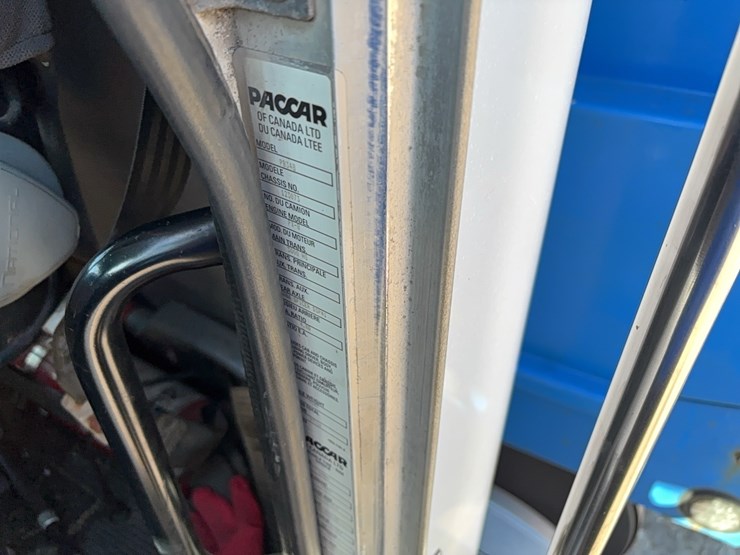 2011-peterbilt-348-image-18