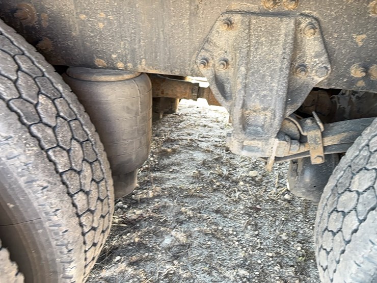 2011-peterbilt-348-image-8