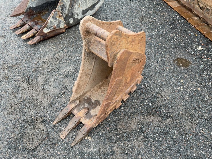 cf-12"-bucket-with-teeth-image-2