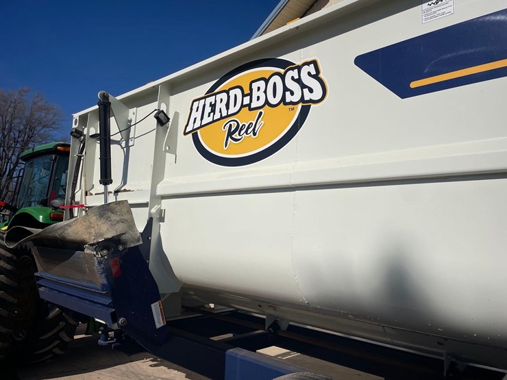 2024-herd-boss-6160-mixer-wagon--1-owner-image-24
