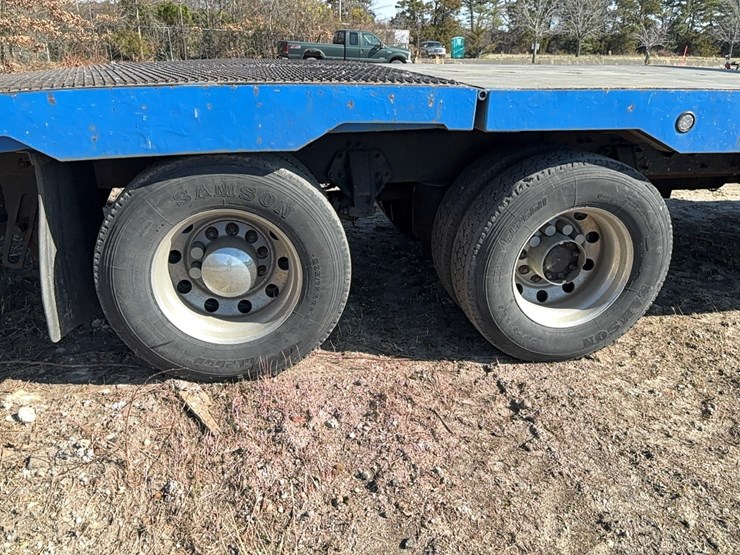 2011-peterbilt-348-image-4