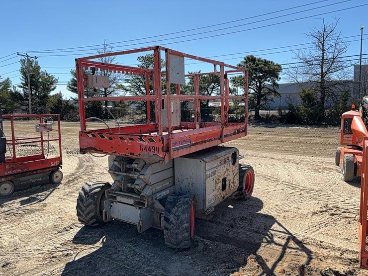 skyjack-sj6826rt-image-1