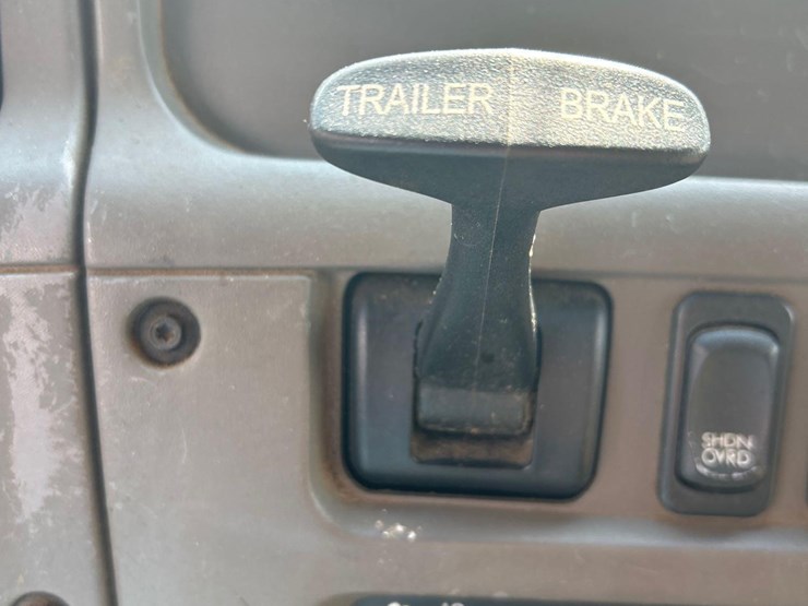 2007-sterling-l9500-image-51