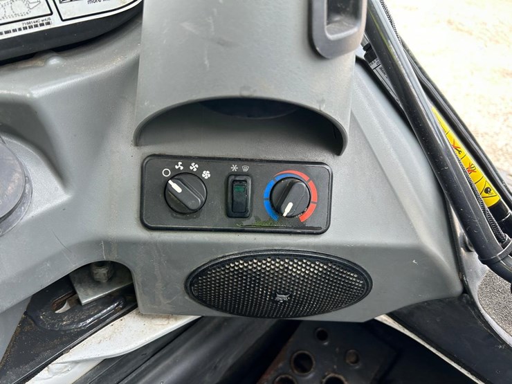 2022-bobcat-t740-image-26