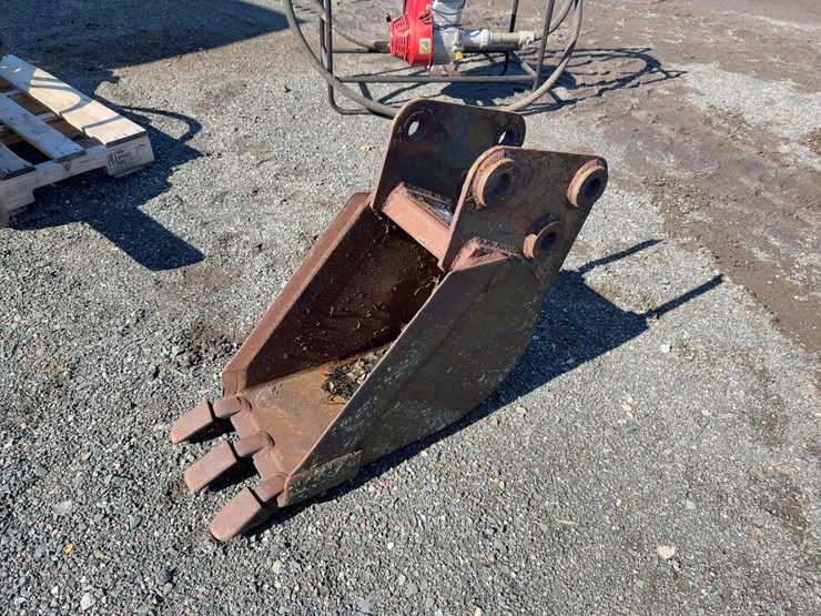 12"-bucket-with-teeth-image-1