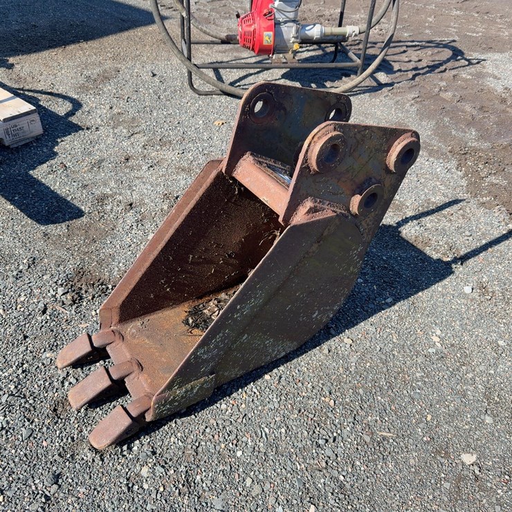 12" BUCKET WITH TEETH