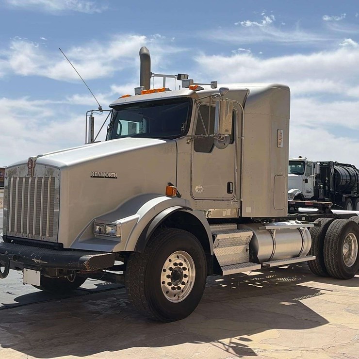 2015 Kenworth T800 T/A Wet Kit Sleeper Cab Truck Tractor