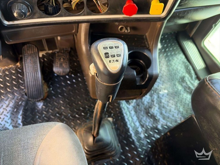 2015-kenworth-t800-t/a-wet-kit-sleeper-cab-truck-tractor-image-15