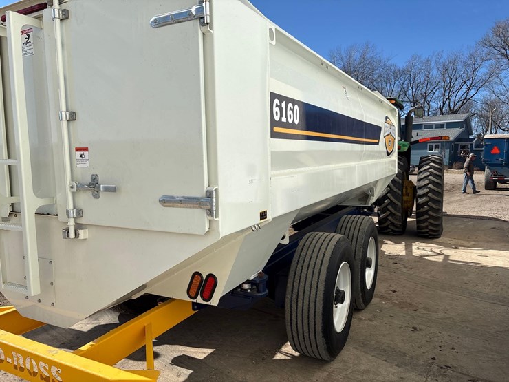 2024-herd-boss-6160-mixer-wagon--1-owner-image-4