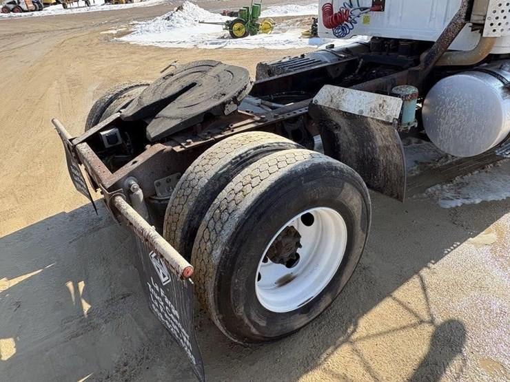 2002-international-8100-image-5