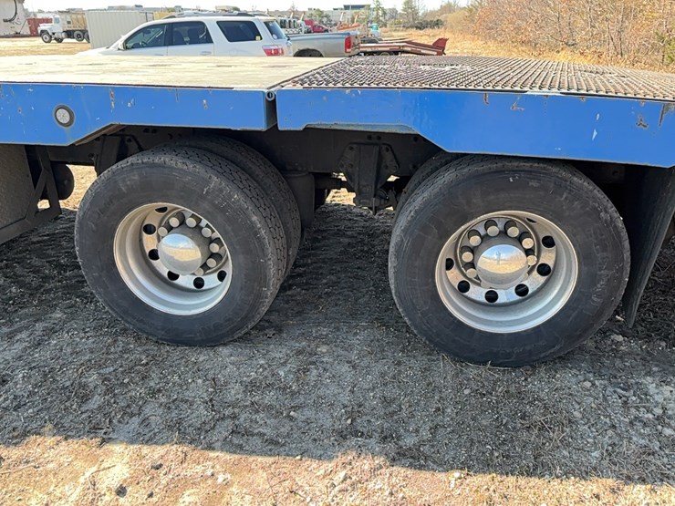 2011-peterbilt-348-image-7