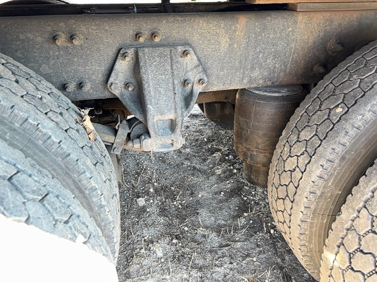 2011-peterbilt-348-image-5