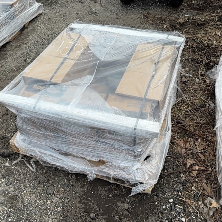 NEW 1 PALLET (12 CASES) STANLEY BOSTICH 7/8" COIL ROOFING NAILS AND (4) AN454 MAKITA ROOFING AIR NAIL GUN