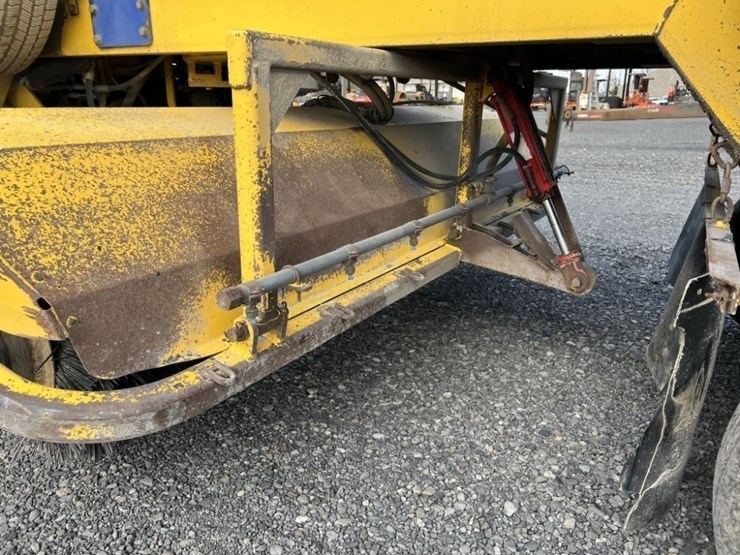 2015-superior-broom-dt80j-image-21