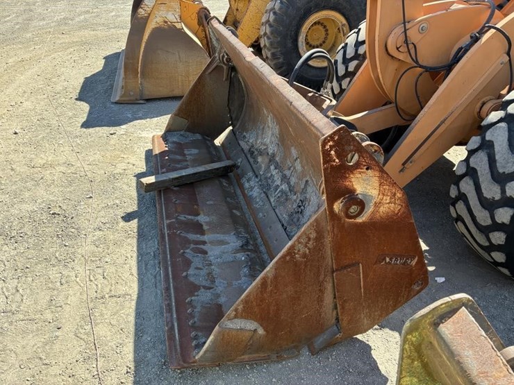 2009-case-721e-image-5