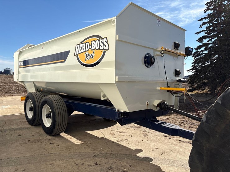 2024-herd-boss-6160-mixer-wagon--1-owner-image-2