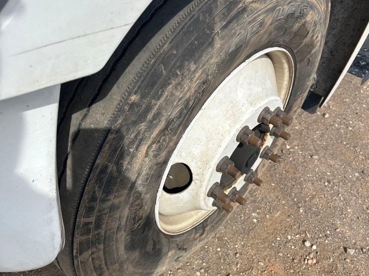 2019-hino-268-image-9